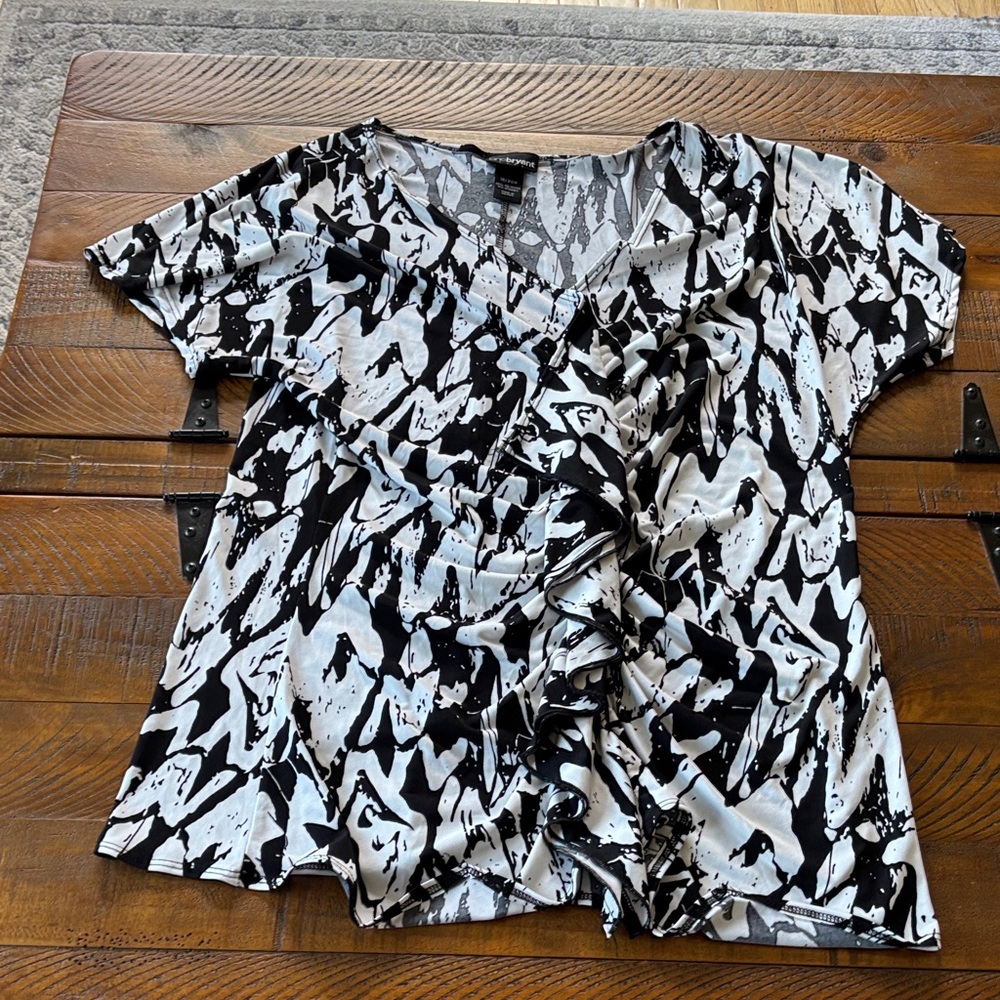 Lane Bryant Black & White Short Sleeve Ruffle Front Tee